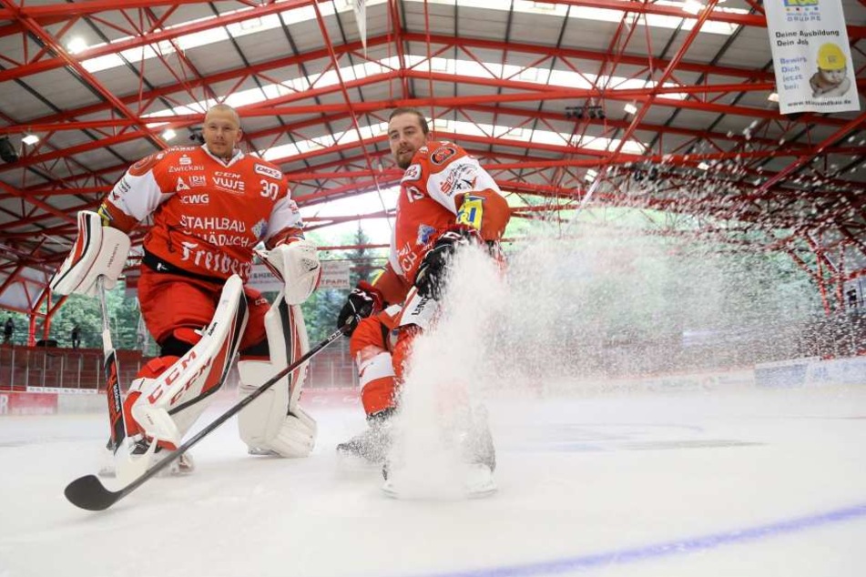 Kapitän André Schietzold (r.), hier mit Goalie Sebastian Albrecht, weiß um das verkorkste erste Punktspiel-Wochenende und die aktuellen Baustellen der Eispiraten.