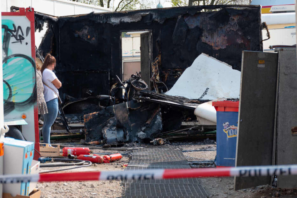 Der Toilettenwagen brannte vollständig aus.