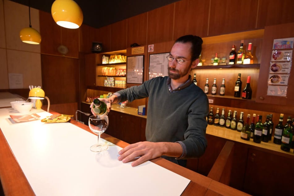 Das Clubkino Siegmar ist für die gemütliche Atmosphäre bekannt. Hier bedient Roman Pilz an der Bar.