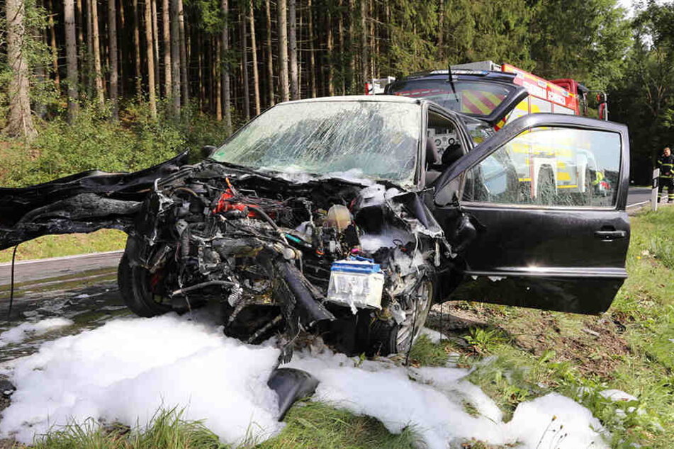 Beide Pkw stießen frontal zusammen.