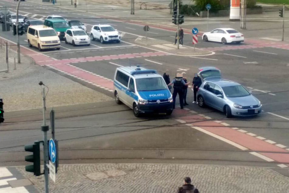 Das Auto steht mitten auf der Kreuzung.