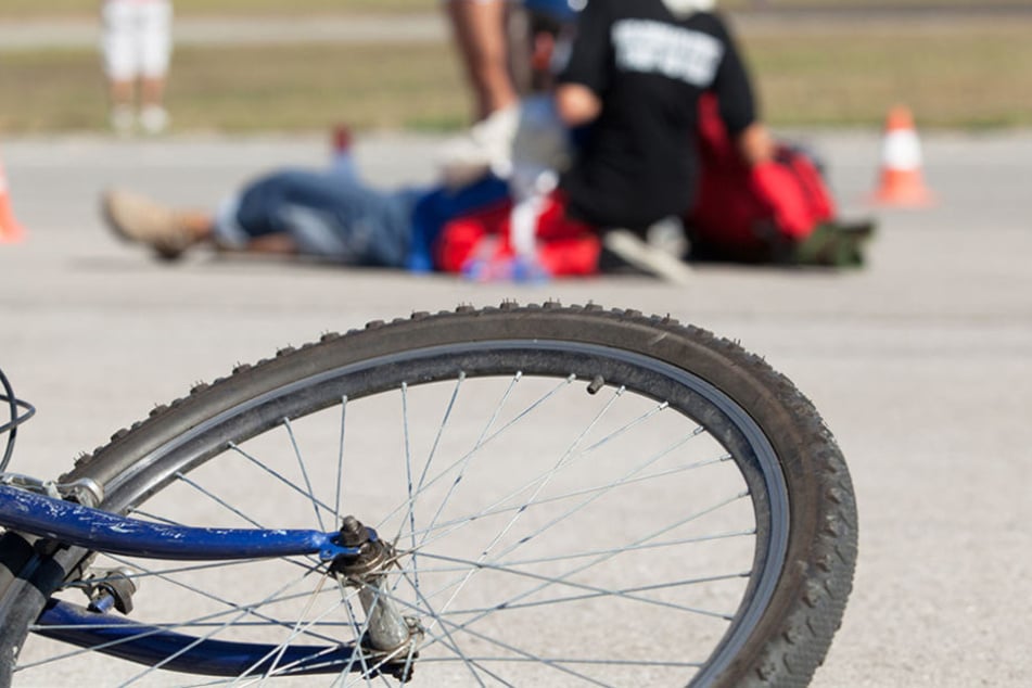 Eine zwischenzeitliche Obduktion habe ergeben, dass der Radfahrer an den Folgen seiner Kopfverletzungen starb. (Symbolbild)