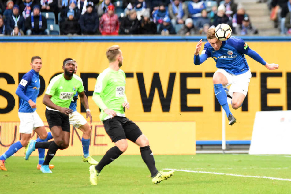 Da hatten die Jungs vom CFC keine Chance: Oliver Hüsing erzielt das 1:0 für Rostock per Kopfball.