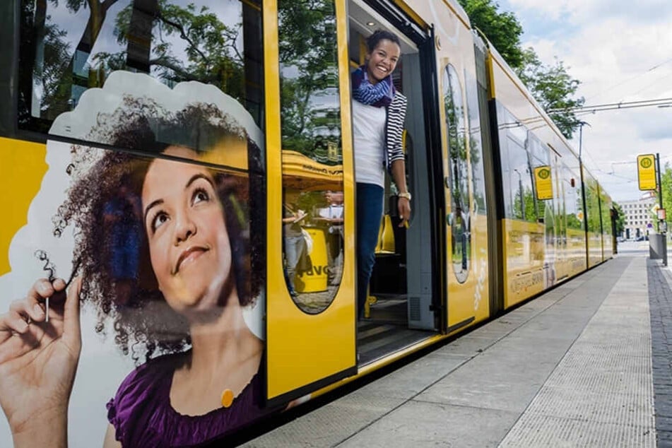 Sommer 2014: Joana fährt in und an der Straßenbahn durch Dresden.
