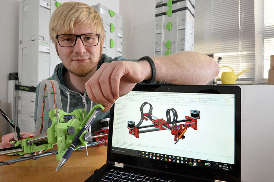 Vom Laptop auf den Schreibtisch: Im Fab-Lab-Labor, in dem auch Mario Voigt (26) arbeitet,werden 3-D-Ideen Wirklichkeit.