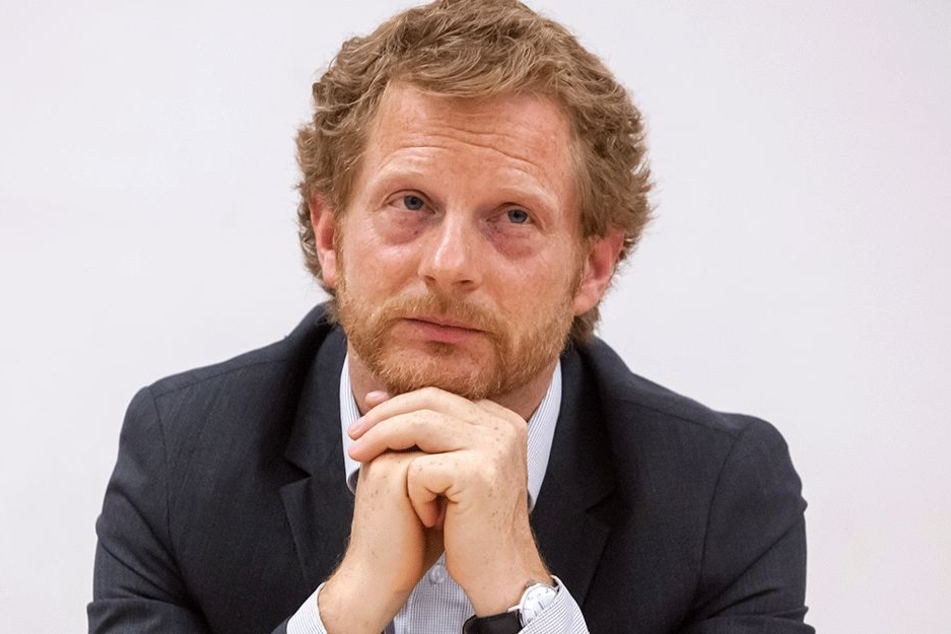 Baudezernent Michael Stötzer (44, Grüne) operiert mit einem zehn Jahre alten
Straßenbericht.