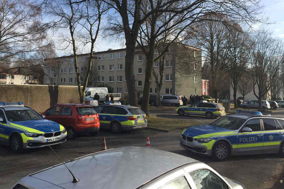 In einem Mehrfamilienhaus in Baumheide verschanzt sich ein Mann, der Selbstmord begehen will.