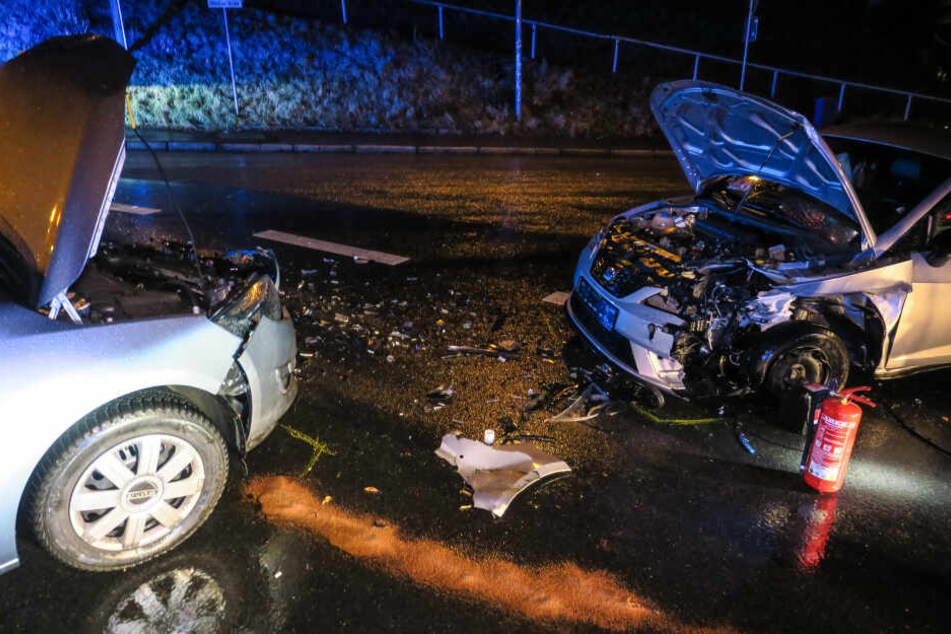 Auf der B169 sind am Freitagabend ein Opel und ein Seat kollidiert.