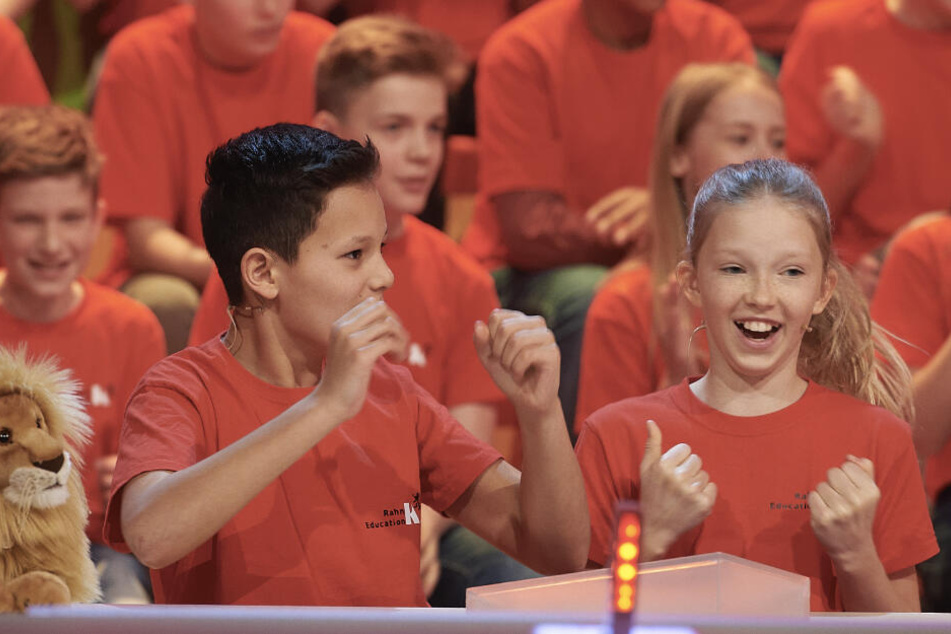 Luis und Mia aus der Klasse 6a vom sportlich-musikalischem Gymnasium Leipzig freuen sich über das richtige Ergebnis