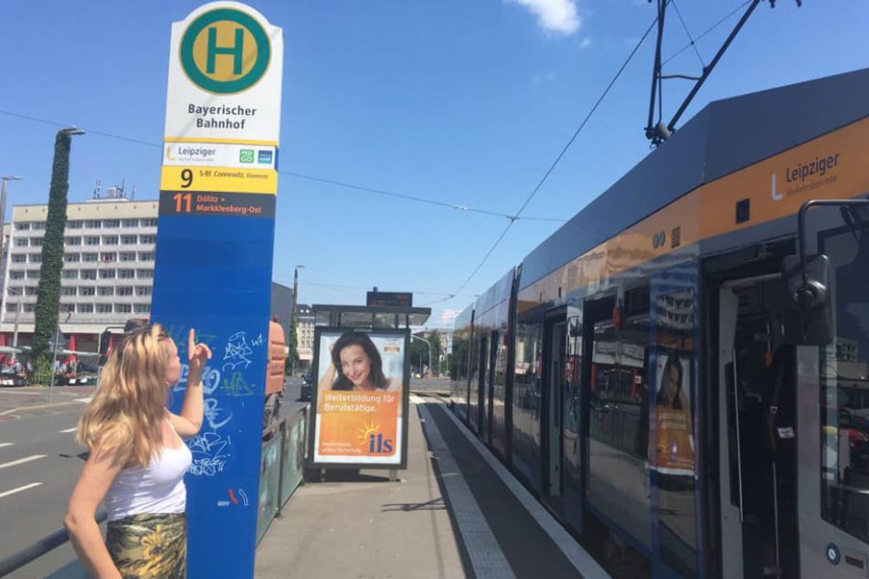 An der Haltestelle "Bayerischer Bahnhof" fiel Laura in dem Gerangel gemeinsam mit ihrem Peiniger aus der Bahn. Hundedame Betty vergaß Laura da glatt in der Tram.