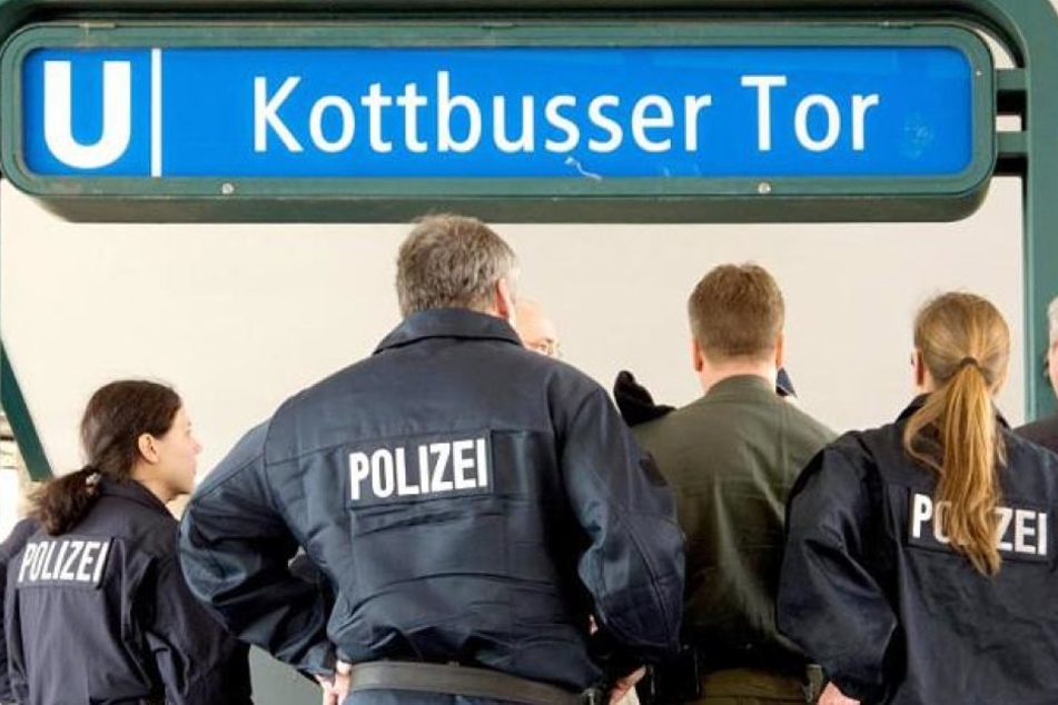 Eine Gruppe von Jugendlichen hat in der Nacht auf Samstag am Bahnhof Kottbusser Tor in Berlin-Kreuzberg zwei Männer angegriffen und einen von ihnen auf die Gleise geschubst (Symbolbild).