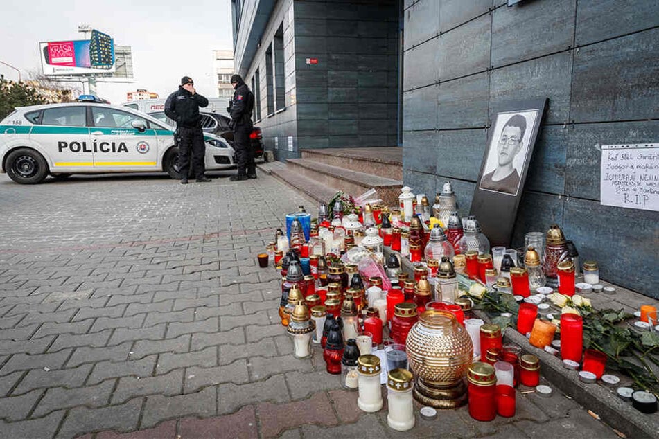Polizisten bewachen den Eingang zum Bürogebäude des Nachrichtenportals "aktuality.sk", für den der Investigativ-Journalist Kuciak geschrieben hat.