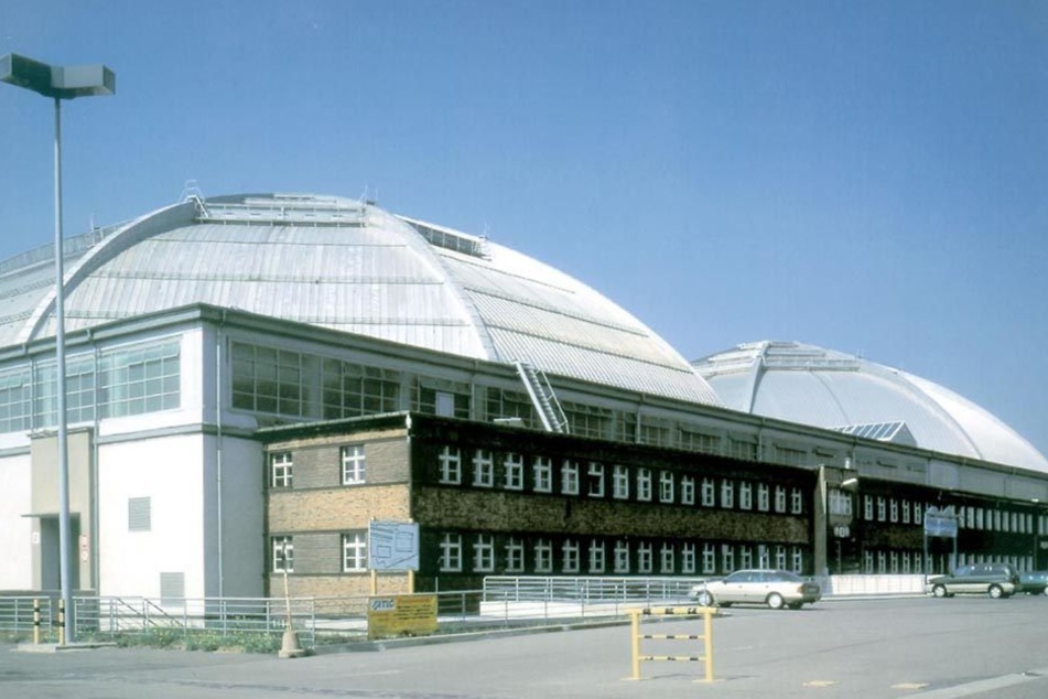 Eine der beiden Kohlrabizirkus-Hallen soll in eine Eishalle umfunktioniert werden.