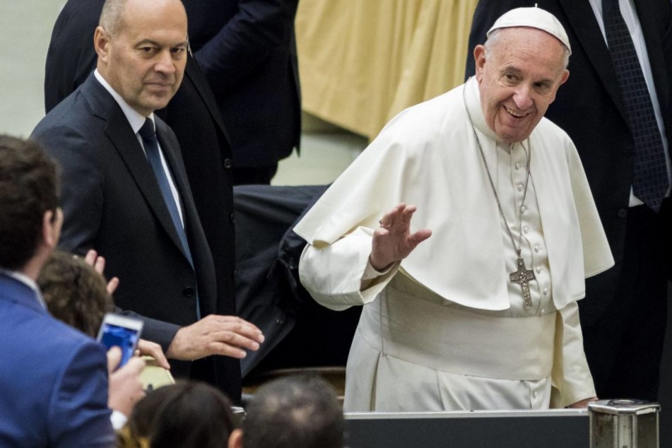 Trotz Protesten: In der Nachbarschaft von Papst Benedikt XVI. gibt es jetzt Burger und Pommes en masse.