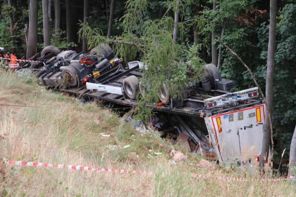 Für die Bergung des Lkw ist sogar das Fällen einiger Bäume notwendig.