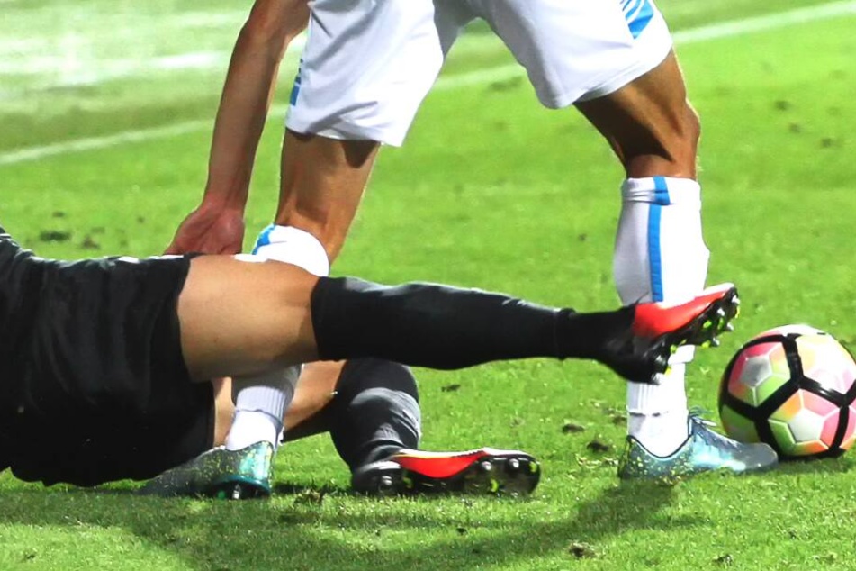 Der Angeklagte ging bei dem Fußballspiel nicht auf den Ball, sondern direkt auf das Knie seines Gegenspielers. (Symbolbild)