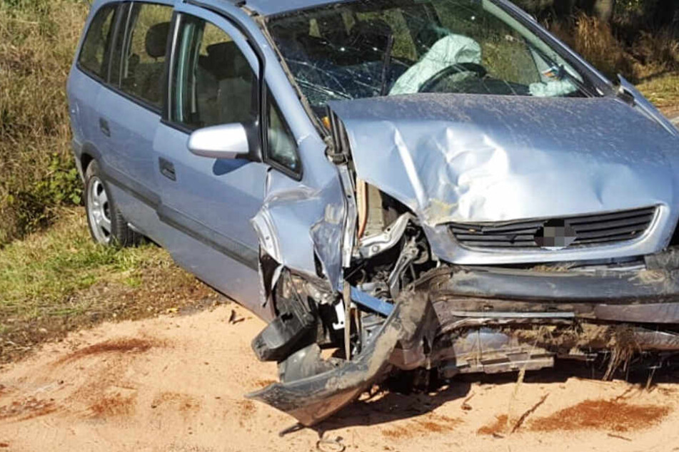Das Foto zeigt den Unfallwagen an der Unfallstelle.