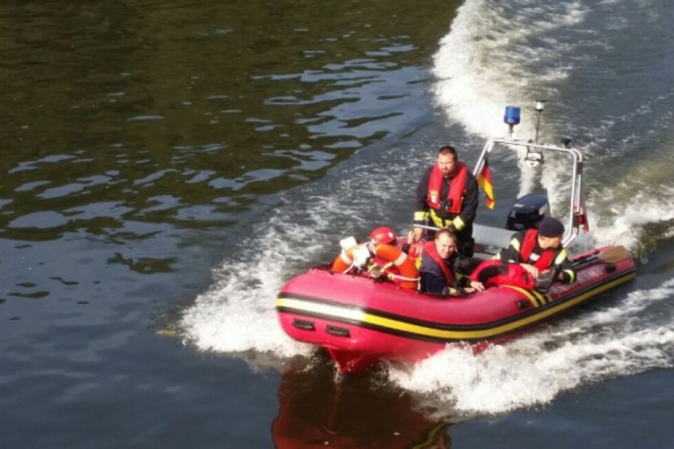 Die Feuerwehr rettete die "Verletzten" mit einem Boot aus dem Wasser.