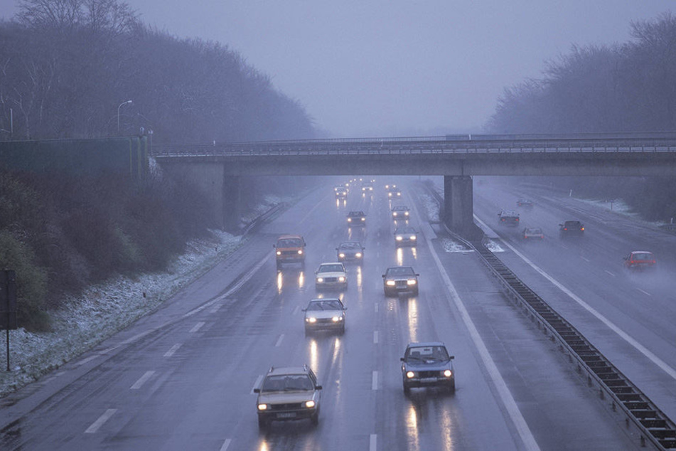 1972 verunglückten auf der regennassen A2 mehrere Autos. (Symbolbild)