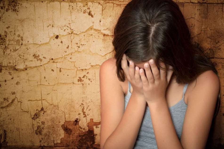 Die Männer bedrängten die 15-Jährige und flüchteten dann. (Symbolbild)