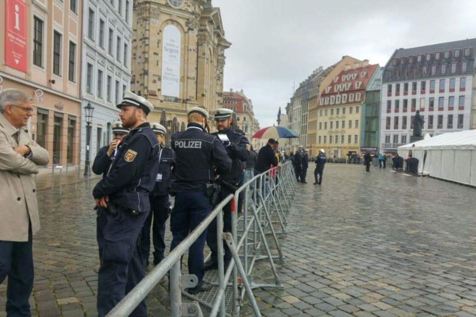 In der Innenstadt hat die Polizei einen Sicherheitsring gebildet.
