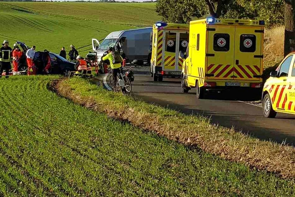 Ein Transporter und ein VW kollidierten.