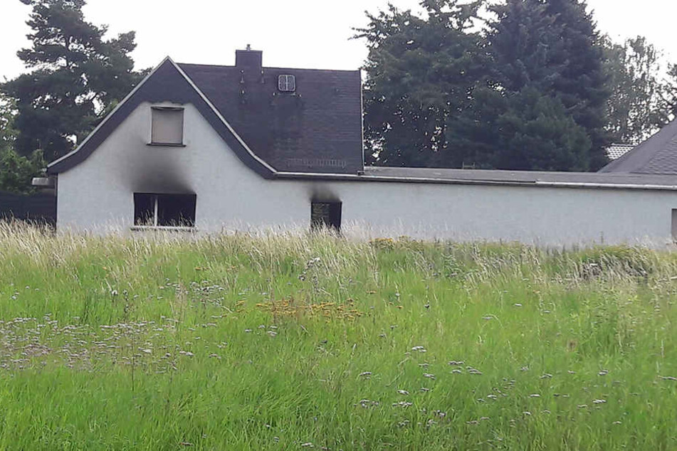 Der Brand ist im Wohnzimmer des am Sonntag verstorbenen Mannes ausgebrochen. Ob der 32-Jährige das Feuer selbst legte, ist noch unklar.