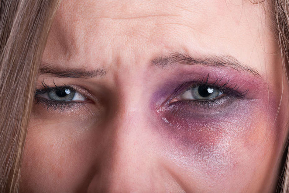Die junge Frau rief schwer verletzt die Polizei und wurde in Sicherheit gebracht. (Symbolbild)