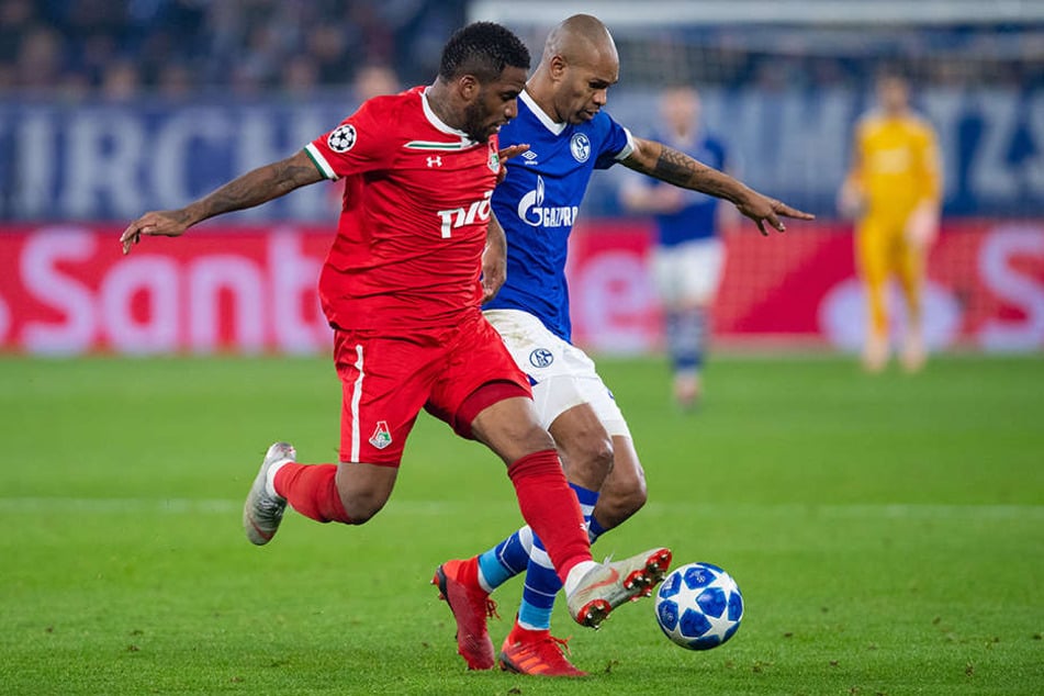 Schalkes Naldo (r.) und Moskaus Jefferson Farfan im Zweikampf um den Ball.