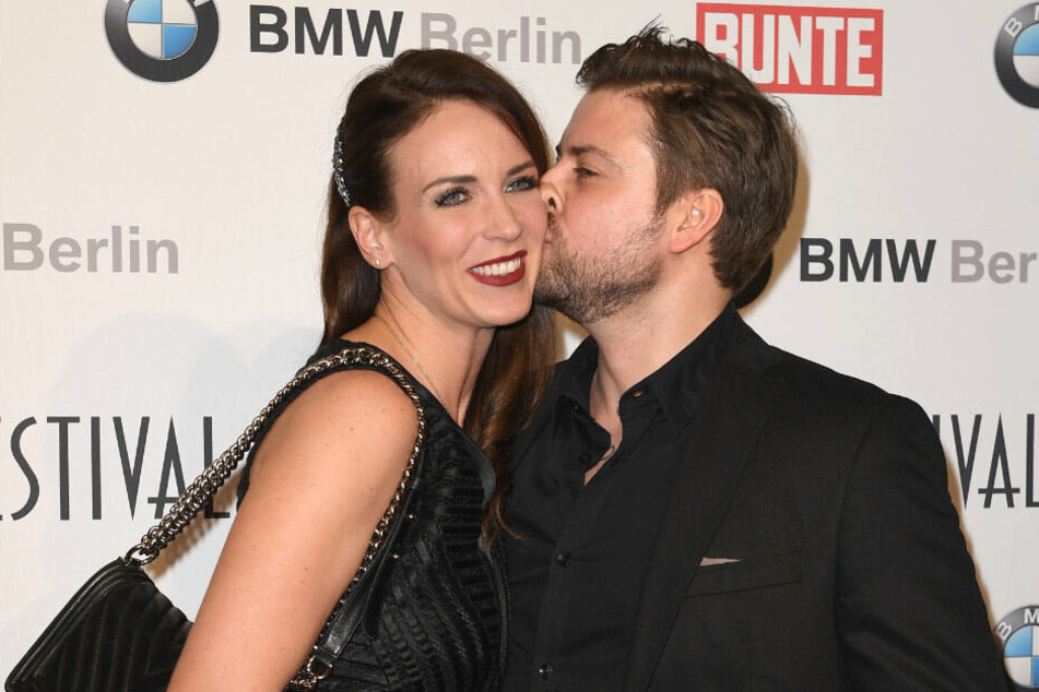 Schauspieler Felix von Jascheroff küsst eine Partnerin Bianca Bos.