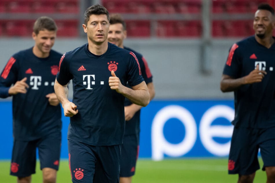 Thomas Müller, Robert Lewandowski, Leon Goretzka und Jerome Boateng (v.l.n.r.) wärmen sich beim Training im Georgios-Karaiskakis-Stadion auf.