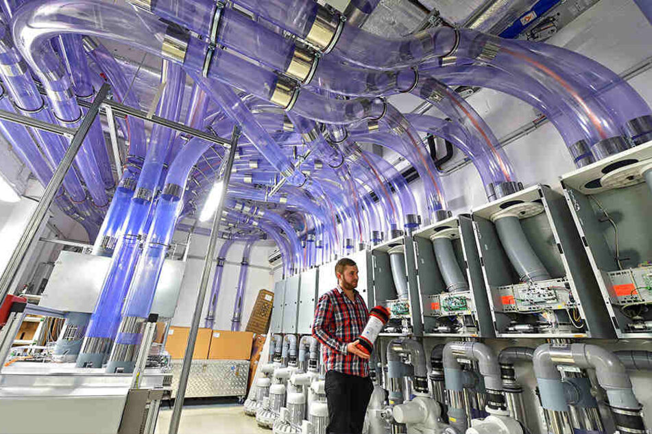 Das Herzstück der Rohrpostanlage: Der Zentralverteiler im Keller des Uniklinikums. Projektleiter Benjamin Reppe (37) demonstriert die Funktionsweise.