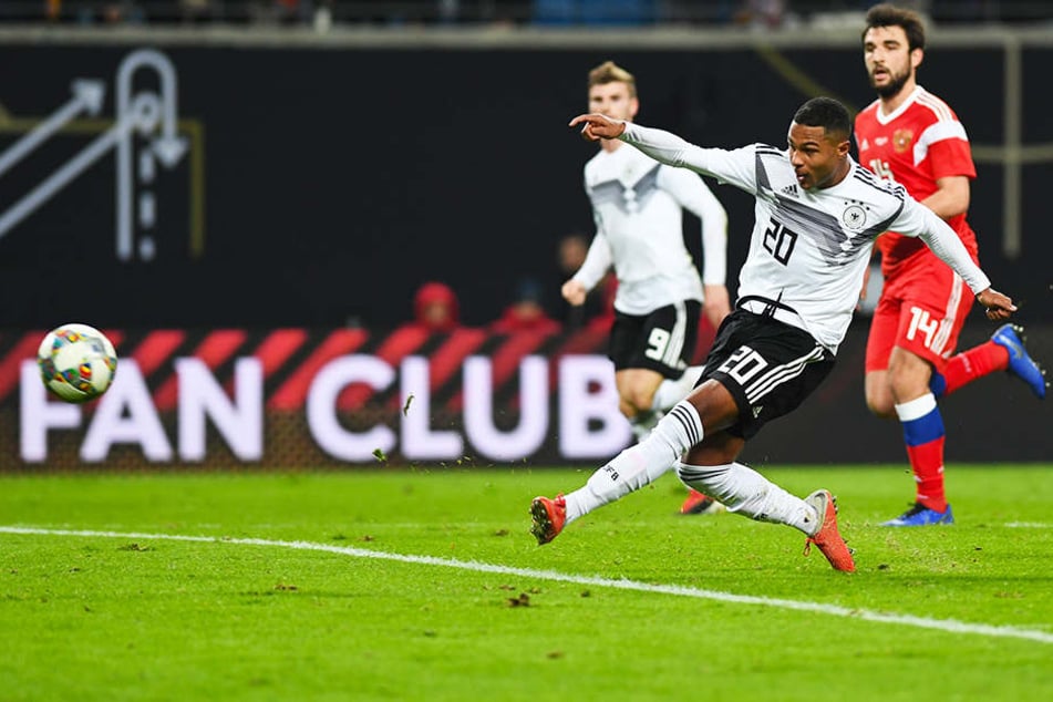 Die Entscheidung noch vor der Pause: Serge Gnabry (vorne) trifft mit einem satten Schlenzer zum 3:0 für die DFB-Auswahl.