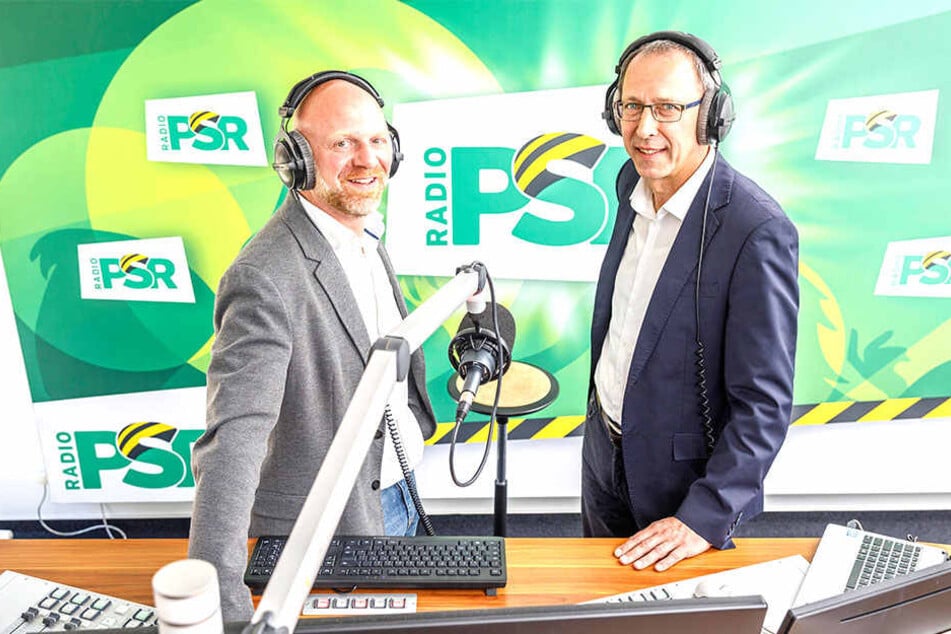 Jörg Urban beim Interview mit Falk Lange (40, l.) von Radio PSR in Leipzig.