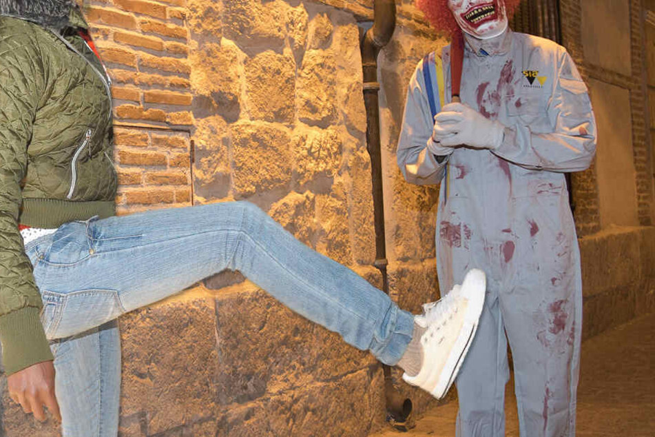 Das Opfer wehrte sich mit einem platzierten Schlag ins beste Stück des Horror-Clowns (Symbolbild).