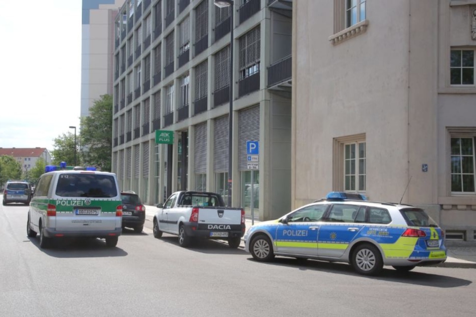 Einsatzwagen der Polizei stehen vor der AOK-Filiale am Sternplatz.