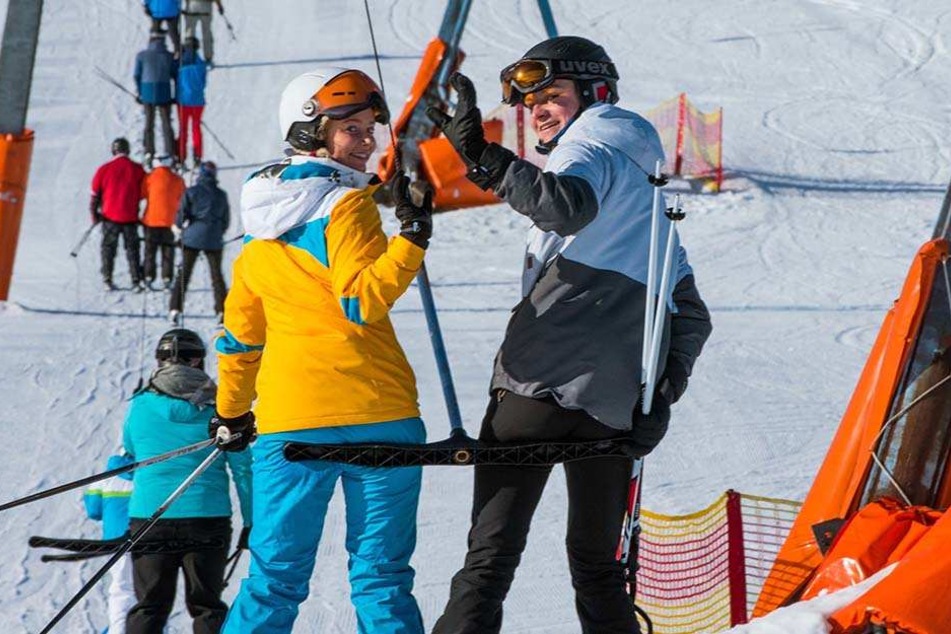Bei Sonnenschein genießen Pauline Willimowski (17) und Felix Müller (16) aus Raschau einen Tag am Skihang in Oberwiesenthal.