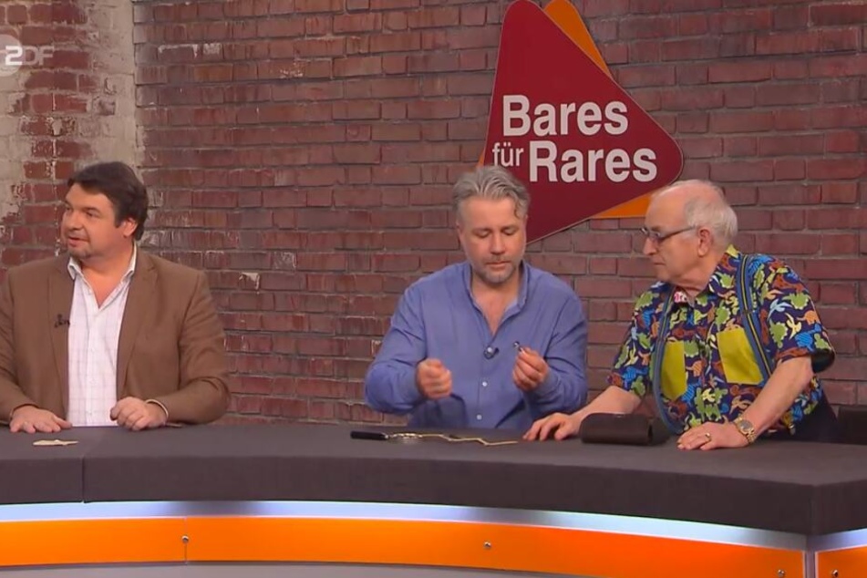 Die Händler schauen sich das Set genauer an.