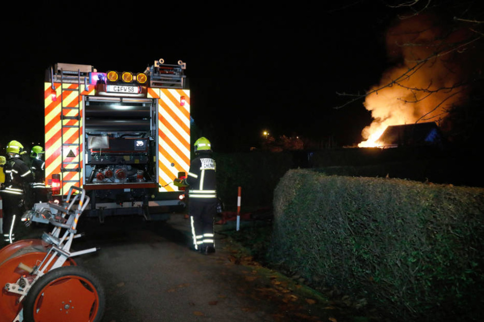 War hier ein irrer Zündler am Werk? Eine Brandserie hielt am Samstagabend die Feuerwehr in Atem.
