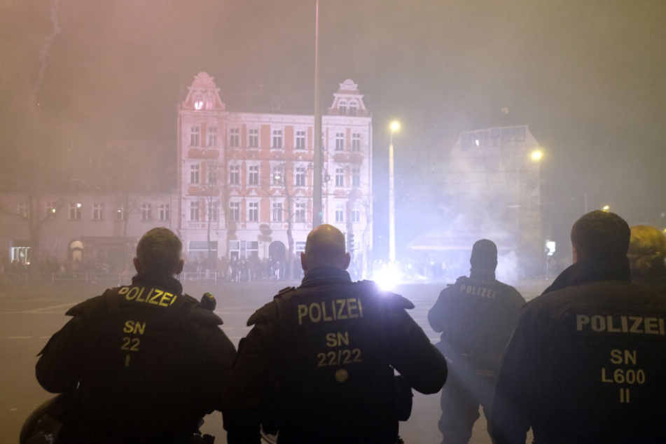 Zu Beginn des Silvester-Einsatzes hatten die Polizisten in Connewitz als Zeichen der Deeskalations-Bemühungen noch die Helme unten. Kurz darauf flogen ihnen Böller, Flaschen und Steine entgegen.