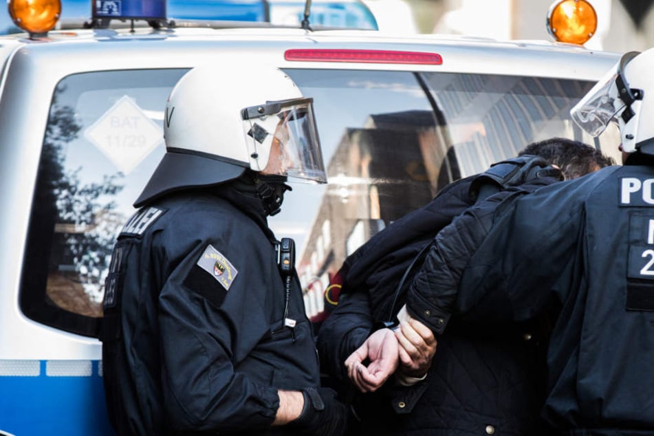 Insgesamt zehn Beamten waren an der Personenkontrolle beteiligt. (Symbolbild)