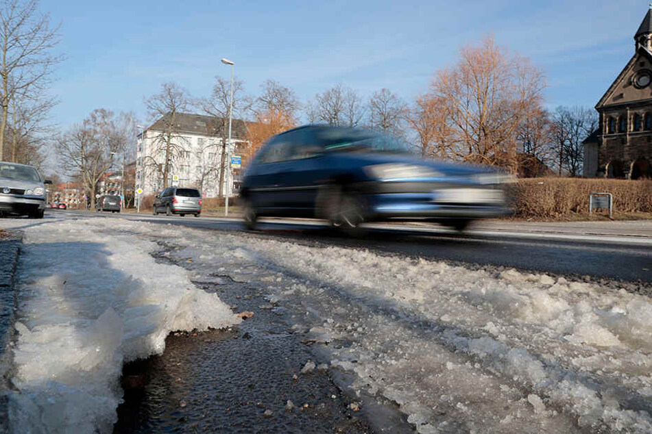 Auf der Zschopauer Straße bildete sich nach dem Wasserrohrbruch eine Eisschicht.
