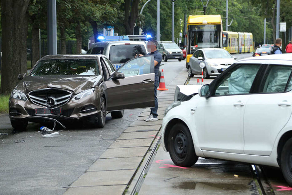 Auf der Meißner Straße krachten zwei Fahrzeuge frontal zusammen.