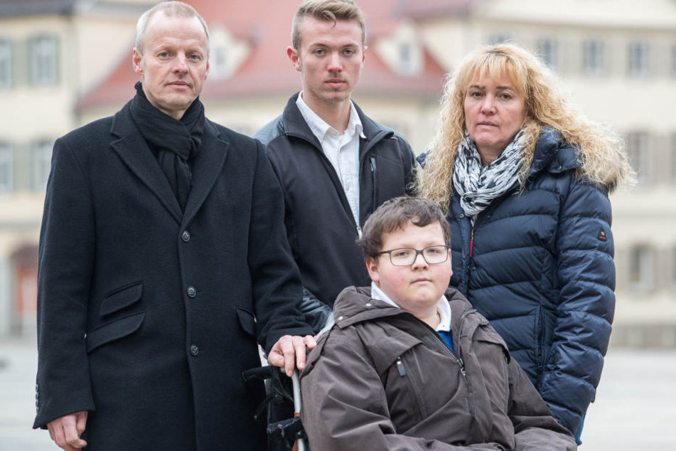 Vater Reiner Knoop (l-r), Mutter Elke und Bruder Stefan stehen am 12.01.2018 in Ludwigsburg hinter Jochen Knoop.