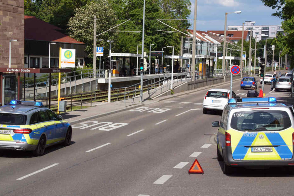Einsatzkräfte an der Unfallstelle am Dienstagnachmittag.