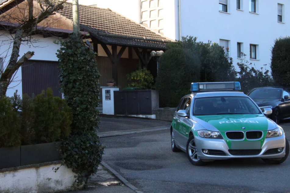 Der Bereich um das Wohnhaus wurde mehrere Stunde lang abgesperrt.