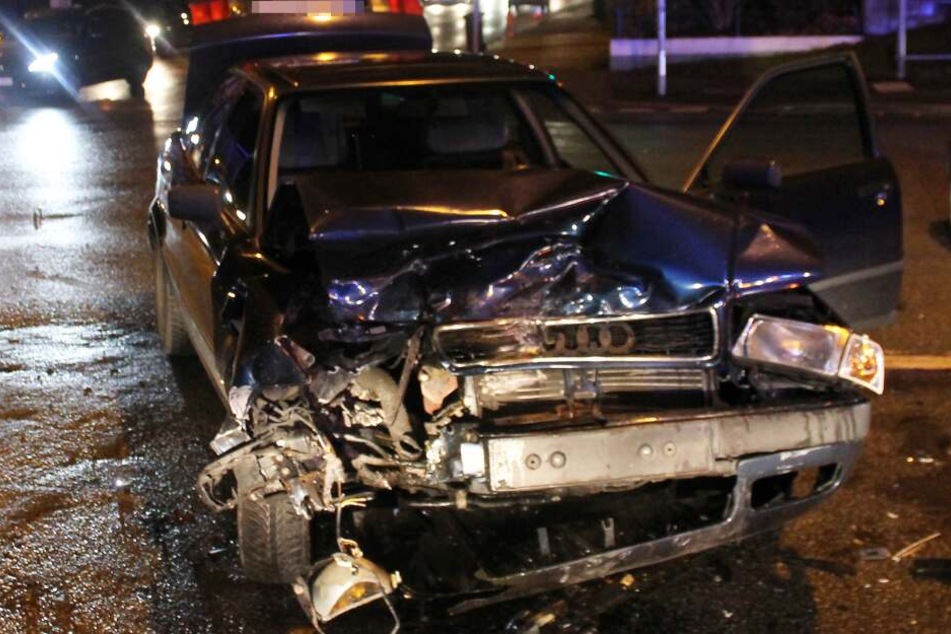 Der Audi wurde bei dem Unfall komplett zerstört.