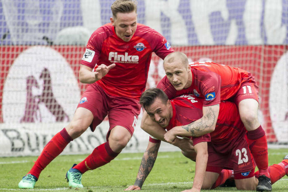 Phillip Tietz (li.) und Sven Michel (re.) freuen sich mit 1:0-Torschützen Robin Krauße (mi.).