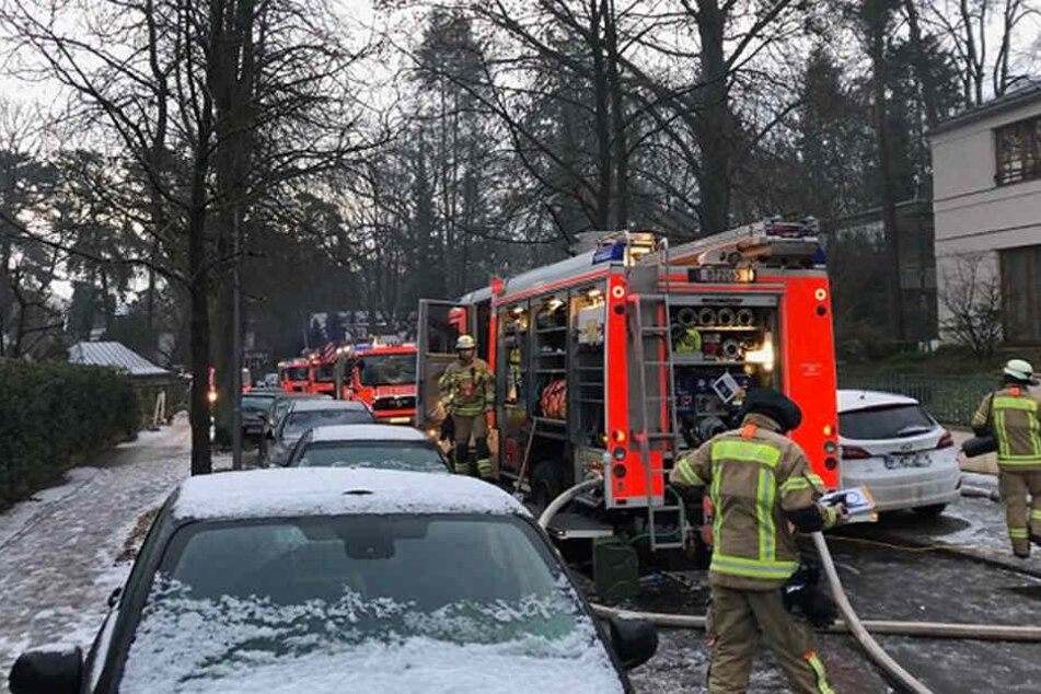 Die Feuerwehr ist mit etwa 80 Eisnatzkräften vor Ort.