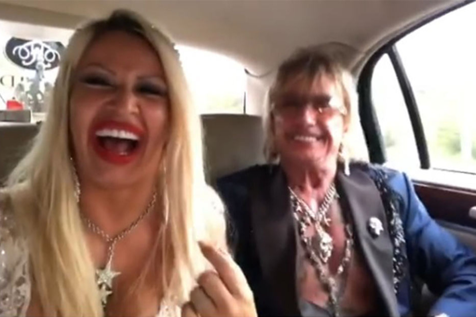 Ginger Costello und Bert Wollersheim in ihrer weißen Hochzeitslimousine.